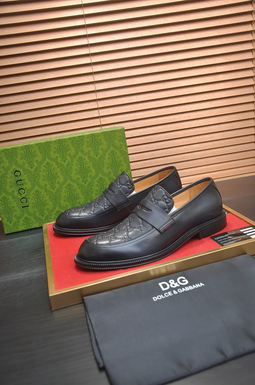 Men's shoes💰500💶Italy's top luxury men's shoe giant (GUCCI) (Gucci) (full cowhide lining) new arrival🍃Original European style🔰 Pleasant to the eye😍In order to make the shoes more durable and non-deformable🌀The production continues to follow traditional methods but there is still no lack of innovation💪Choose original sheepskin for the leather♻️ Smooth and natural And extra bright ⭐Made of imported cowhide, the first choice of rich people 38-45 (45 customized)
